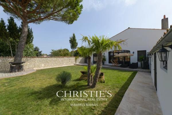 Longère rénovée avec piscine intérieure à proximité de La Rochelle – L’HOUMEAU