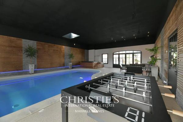 Longère rénovée avec piscine intérieure à proximité de La Rochelle – L’HOUMEAU