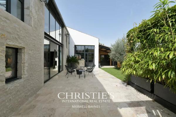 Longère rénovée avec piscine intérieure à proximité de La Rochelle – L’HOUMEAU