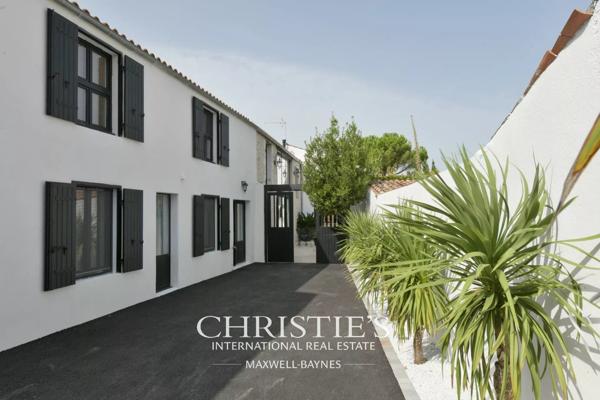 Longère rénovée avec piscine intérieure à proximité de La Rochelle – L’HOUMEAU