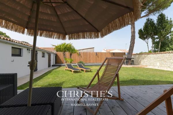 Longère rénovée avec piscine intérieure à proximité de La Rochelle – L’HOUMEAU