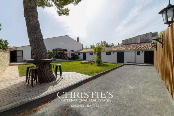 Longère rénovée avec piscine intérieure à proximité de La Rochelle – L’HOUMEAU