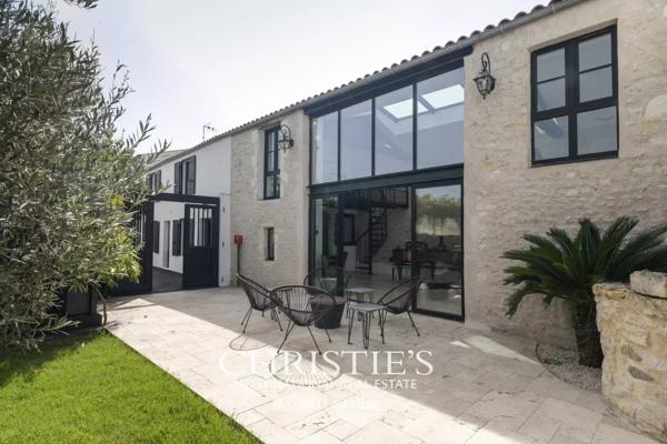 Longère rénovée avec piscine intérieure à proximité de La Rochelle – L’HOUMEAU