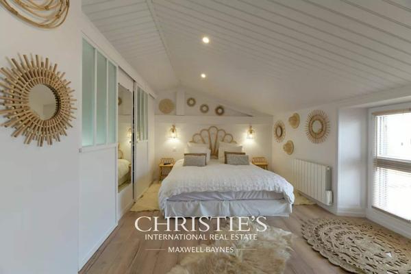 Longère rénovée avec piscine intérieure à proximité de La Rochelle – L’HOUMEAU