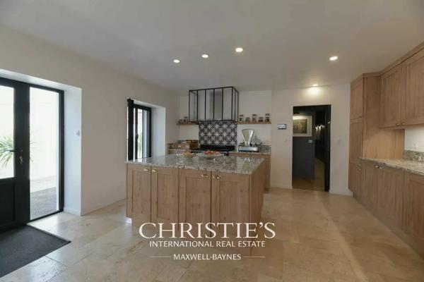 Longère rénovée avec piscine intérieure à proximité de La Rochelle – L’HOUMEAU