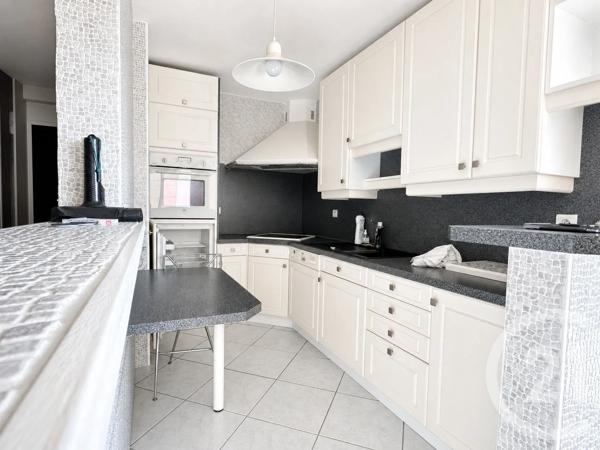 Appartement F3 Bis à vendre  4 pièces - 98,20 m 2   LA ROCHE SUR YON  - 85