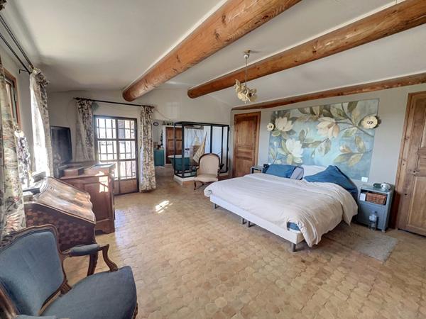 Mas de charme à Mouriès, 180 m² avec vue sur les Alpilles et 6 hectares d'oliviers cultivés en bio