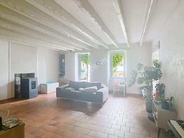 A vendre , maison ancienne en plein centre ville d'Avrille avec une parcelle de plus de 400m², 3 chambres,poêle à granulés tomettes, poutres, jardin et garage.A 200m des commerces et du tramway.