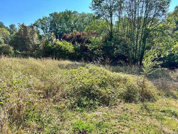 Agréable terrain à bâtir non viabilisé de 1048 m² à Bourret