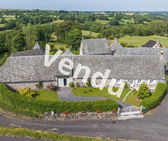 Laguiole (12210) A 15mn de Laguiole, superbe maison traditionnelle entièrement rénovée, au coeur de l'Aubrac