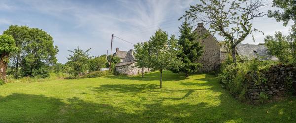 Laguiole (12210) A 15mn de Laguiole, superbe maison traditionnelle entièrement rénovée, au coeur de l'Aubrac