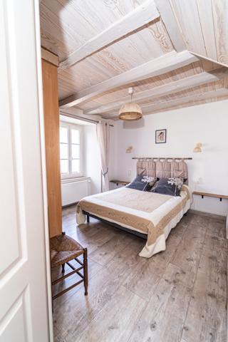 Laguiole (12210) A 15mn de Laguiole, superbe maison traditionnelle entièrement rénovée, au coeur de l'Aubrac