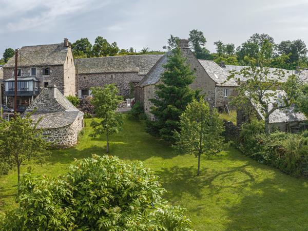 Laguiole (12210) A 15mn de Laguiole, superbe maison traditionnelle entièrement rénovée, au coeur de l'Aubrac