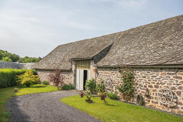 Laguiole (12210) A 15mn de Laguiole, superbe maison traditionnelle entièrement rénovée, au coeur de l'Aubrac