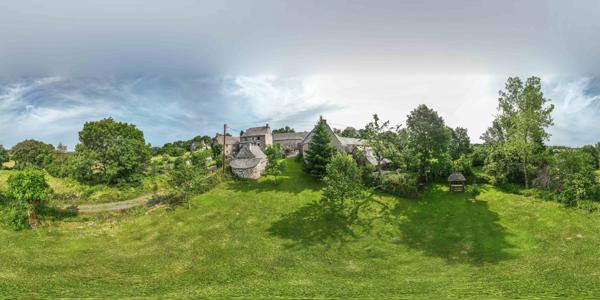 Laguiole (12210) A 15mn de Laguiole, superbe maison traditionnelle entièrement rénovée, au coeur de l'Aubrac