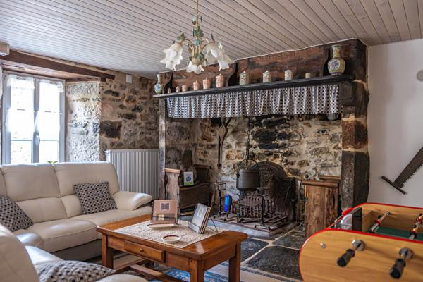 Laguiole (12210) A 15mn de Laguiole, superbe maison traditionnelle entièrement rénovée, au coeur de l'Aubrac