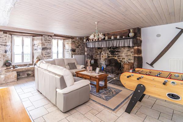 Laguiole (12210) A 15mn de Laguiole, superbe maison traditionnelle entièrement rénovée, au coeur de l'Aubrac