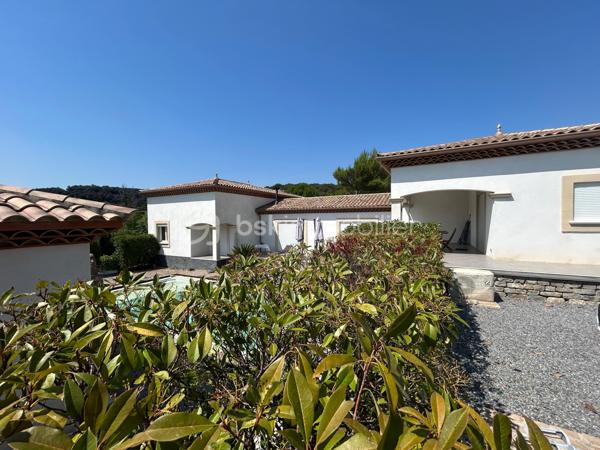 À VISITER SANS TARDER
 – Cadre naturel et préservé
À quelques minutes de Bédarieux, à proximité du magnifique lac du Salagou, et à seulement 30 minutes de Béziers et de Montpellier, venez découvrir cette belle villa construite en 2008, nichée au cœur d’un environnement calme et préservé.

- Une maison chaleureuse et lumineuse en parfait état

Elle offre trois belles chambres ainsi qu’un agréable espace de vie, fonctionnel et confortable 
Confort en toute saison
Climatisation réversible gainable
Poêle à bois
Belles menuiseries
Grands volumes
Nombreux rangements
Garage d’environ 35 m², pouvant également servir d’atelier ou d’espace de stockage avec accès direct
Portail d'entrée de 5 mètres pour garer jusqu'à 4 véhicules ou engins
La piscine, parfaitement intégrée à son environnement, invite à profiter pleinement des beaux jours dans un cadre naturel et apaisant.
L’absence de vis-à-vis permet de profiter pleinement de l’extérieur en toute tranquillité.

- Piscine 5 par 10 avec volet roulant, pool house, cuisine d'été

 Les atouts
• Environnement calme et naturel
• Proximité du lac du Salagou
• À quelques minutes de Bédarieux
• À environ 30 minutes de Béziers et Montpellier
• Villa quatre faces
• Aucun vis-à-vis
• Vue dégagée
• Piscine
• Trois chambres
• Garage d’environ 35 m²
• Climatisation réversible gainable
• Poêle à bois
• Maison entretenue et prête à vivre
