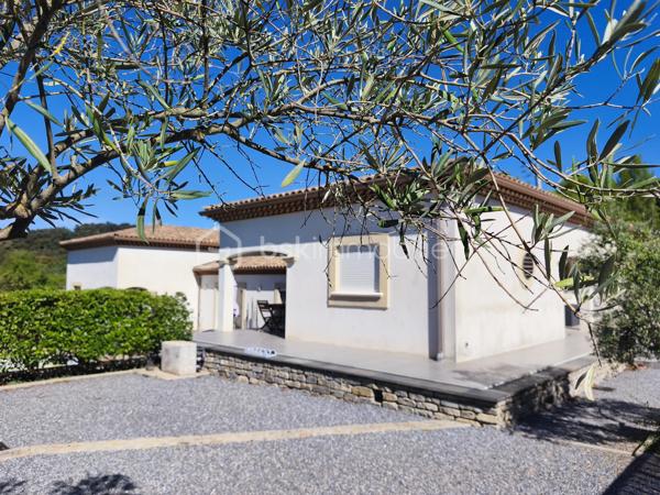 À VISITER SANS TARDER
 – Cadre naturel et préservé
À quelques minutes de Bédarieux, à proximité du magnifique lac du Salagou, et à seulement 30 minutes de Béziers et de Montpellier, venez découvrir cette belle villa construite en 2008, nichée au cœur d’un environnement calme et préservé.

- Une maison chaleureuse et lumineuse en parfait état

Elle offre trois belles chambres ainsi qu’un agréable espace de vie, fonctionnel et confortable 
Confort en toute saison
Climatisation réversible gainable
Poêle à bois
Belles menuiseries
Grands volumes
Nombreux rangements
Garage d’environ 35 m², pouvant également servir d’atelier ou d’espace de stockage avec accès direct
Portail d'entrée de 5 mètres pour garer jusqu'à 4 véhicules ou engins
La piscine, parfaitement intégrée à son environnement, invite à profiter pleinement des beaux jours dans un cadre naturel et apaisant.
L’absence de vis-à-vis permet de profiter pleinement de l’extérieur en toute tranquillité.

- Piscine 5 par 10 avec volet roulant, pool house, cuisine d'été

 Les atouts
• Environnement calme et naturel
• Proximité du lac du Salagou
• À quelques minutes de Bédarieux
• À environ 30 minutes de Béziers et Montpellier
• Villa quatre faces
• Aucun vis-à-vis
• Vue dégagée
• Piscine
• Trois chambres
• Garage d’environ 35 m²
• Climatisation réversible gainable
• Poêle à bois
• Maison entretenue et prête à vivre