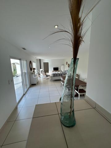 À VISITER SANS TARDER
 – Cadre naturel et préservé
À quelques minutes de Bédarieux, à proximité du magnifique lac du Salagou, et à seulement 30 minutes de Béziers et de Montpellier, venez découvrir cette belle villa construite en 2008, nichée au cœur d’un environnement calme et préservé.

- Une maison chaleureuse et lumineuse en parfait état

Elle offre trois belles chambres ainsi qu’un agréable espace de vie, fonctionnel et confortable 
Confort en toute saison
Climatisation réversible gainable
Poêle à bois
Belles menuiseries
Grands volumes
Nombreux rangements
Garage d’environ 35 m², pouvant également servir d’atelier ou d’espace de stockage avec accès direct
Portail d'entrée de 5 mètres pour garer jusqu'à 4 véhicules ou engins
La piscine, parfaitement intégrée à son environnement, invite à profiter pleinement des beaux jours dans un cadre naturel et apaisant.
L’absence de vis-à-vis permet de profiter pleinement de l’extérieur en toute tranquillité.

- Piscine 5 par 10 avec volet roulant, pool house, cuisine d'été

 Les atouts
• Environnement calme et naturel
• Proximité du lac du Salagou
• À quelques minutes de Bédarieux
• À environ 30 minutes de Béziers et Montpellier
• Villa quatre faces
• Aucun vis-à-vis
• Vue dégagée
• Piscine
• Trois chambres
• Garage d’environ 35 m²
• Climatisation réversible gainable
• Poêle à bois
• Maison entretenue et prête à vivre