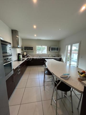 À VISITER SANS TARDER
 – Cadre naturel et préservé
À quelques minutes de Bédarieux, à proximité du magnifique lac du Salagou, et à seulement 30 minutes de Béziers et de Montpellier, venez découvrir cette belle villa construite en 2008, nichée au cœur d’un environnement calme et préservé.

- Une maison chaleureuse et lumineuse en parfait état

Elle offre trois belles chambres ainsi qu’un agréable espace de vie, fonctionnel et confortable 
Confort en toute saison
Climatisation réversible gainable
Poêle à bois
Belles menuiseries
Grands volumes
Nombreux rangements
Garage d’environ 35 m², pouvant également servir d’atelier ou d’espace de stockage avec accès direct
Portail d'entrée de 5 mètres pour garer jusqu'à 4 véhicules ou engins
La piscine, parfaitement intégrée à son environnement, invite à profiter pleinement des beaux jours dans un cadre naturel et apaisant.
L’absence de vis-à-vis permet de profiter pleinement de l’extérieur en toute tranquillité.

- Piscine 5 par 10 avec volet roulant, pool house, cuisine d'été

 Les atouts
• Environnement calme et naturel
• Proximité du lac du Salagou
• À quelques minutes de Bédarieux
• À environ 30 minutes de Béziers et Montpellier
• Villa quatre faces
• Aucun vis-à-vis
• Vue dégagée
• Piscine
• Trois chambres
• Garage d’environ 35 m²
• Climatisation réversible gainable
• Poêle à bois
• Maison entretenue et prête à vivre