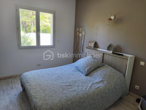 À VISITER SANS TARDER
 – Cadre naturel et préservé
À quelques minutes de Bédarieux, à proximité du magnifique lac du Salagou, et à seulement 30 minutes de Béziers et de Montpellier, venez découvrir cette belle villa construite en 2008, nichée au cœur d’un environnement calme et préservé.

- Une maison chaleureuse et lumineuse en parfait état

Elle offre trois belles chambres ainsi qu’un agréable espace de vie, fonctionnel et confortable 
Confort en toute saison
Climatisation réversible gainable
Poêle à bois
Belles menuiseries
Grands volumes
Nombreux rangements
Garage d’environ 35 m², pouvant également servir d’atelier ou d’espace de stockage avec accès direct
Portail d'entrée de 5 mètres pour garer jusqu'à 4 véhicules ou engins
La piscine, parfaitement intégrée à son environnement, invite à profiter pleinement des beaux jours dans un cadre naturel et apaisant.
L’absence de vis-à-vis permet de profiter pleinement de l’extérieur en toute tranquillité.

- Piscine 5 par 10 avec volet roulant, pool house, cuisine d'été

 Les atouts
• Environnement calme et naturel
• Proximité du lac du Salagou
• À quelques minutes de Bédarieux
• À environ 30 minutes de Béziers et Montpellier
• Villa quatre faces
• Aucun vis-à-vis
• Vue dégagée
• Piscine
• Trois chambres
• Garage d’environ 35 m²
• Climatisation réversible gainable
• Poêle à bois
• Maison entretenue et prête à vivre
