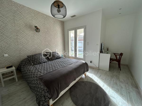À VISITER SANS TARDER
 – Cadre naturel et préservé
À quelques minutes de Bédarieux, à proximité du magnifique lac du Salagou, et à seulement 30 minutes de Béziers et de Montpellier, venez découvrir cette belle villa construite en 2008, nichée au cœur d’un environnement calme et préservé.

- Une maison chaleureuse et lumineuse en parfait état

Elle offre trois belles chambres ainsi qu’un agréable espace de vie, fonctionnel et confortable 
Confort en toute saison
Climatisation réversible gainable
Poêle à bois
Belles menuiseries
Grands volumes
Nombreux rangements
Garage d’environ 35 m², pouvant également servir d’atelier ou d’espace de stockage avec accès direct
Portail d'entrée de 5 mètres pour garer jusqu'à 4 véhicules ou engins
La piscine, parfaitement intégrée à son environnement, invite à profiter pleinement des beaux jours dans un cadre naturel et apaisant.
L’absence de vis-à-vis permet de profiter pleinement de l’extérieur en toute tranquillité.

- Piscine 5 par 10 avec volet roulant, pool house, cuisine d'été

 Les atouts
• Environnement calme et naturel
• Proximité du lac du Salagou
• À quelques minutes de Bédarieux
• À environ 30 minutes de Béziers et Montpellier
• Villa quatre faces
• Aucun vis-à-vis
• Vue dégagée
• Piscine
• Trois chambres
• Garage d’environ 35 m²
• Climatisation réversible gainable
• Poêle à bois
• Maison entretenue et prête à vivre