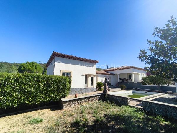 À VISITER SANS TARDER
 – Cadre naturel et préservé
À quelques minutes de Bédarieux, à proximité du magnifique lac du Salagou, et à seulement 30 minutes de Béziers et de Montpellier, venez découvrir cette belle villa construite en 2008, nichée au cœur d’un environnement calme et préservé.

- Une maison chaleureuse et lumineuse en parfait état

Elle offre trois belles chambres ainsi qu’un agréable espace de vie, fonctionnel et confortable 
Confort en toute saison
Climatisation réversible gainable
Poêle à bois
Belles menuiseries
Grands volumes
Nombreux rangements
Garage d’environ 35 m², pouvant également servir d’atelier ou d’espace de stockage avec accès direct
Portail d'entrée de 5 mètres pour garer jusqu'à 4 véhicules ou engins
La piscine, parfaitement intégrée à son environnement, invite à profiter pleinement des beaux jours dans un cadre naturel et apaisant.
L’absence de vis-à-vis permet de profiter pleinement de l’extérieur en toute tranquillité.

- Piscine 5 par 10 avec volet roulant, pool house, cuisine d'été

 Les atouts
• Environnement calme et naturel
• Proximité du lac du Salagou
• À quelques minutes de Bédarieux
• À environ 30 minutes de Béziers et Montpellier
• Villa quatre faces
• Aucun vis-à-vis
• Vue dégagée
• Piscine
• Trois chambres
• Garage d’environ 35 m²
• Climatisation réversible gainable
• Poêle à bois
• Maison entretenue et prête à vivre