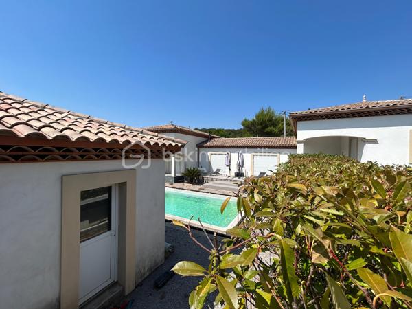 À VISITER SANS TARDER
 – Cadre naturel et préservé
À quelques minutes de Bédarieux, à proximité du magnifique lac du Salagou, et à seulement 30 minutes de Béziers et de Montpellier, venez découvrir cette belle villa construite en 2008, nichée au cœur d’un environnement calme et préservé.

- Une maison chaleureuse et lumineuse en parfait état

Elle offre trois belles chambres ainsi qu’un agréable espace de vie, fonctionnel et confortable 
Confort en toute saison
Climatisation réversible gainable
Poêle à bois
Belles menuiseries
Grands volumes
Nombreux rangements
Garage d’environ 35 m², pouvant également servir d’atelier ou d’espace de stockage avec accès direct
Portail d'entrée de 5 mètres pour garer jusqu'à 4 véhicules ou engins
La piscine, parfaitement intégrée à son environnement, invite à profiter pleinement des beaux jours dans un cadre naturel et apaisant.
L’absence de vis-à-vis permet de profiter pleinement de l’extérieur en toute tranquillité.

- Piscine 5 par 10 avec volet roulant, pool house, cuisine d'été

 Les atouts
• Environnement calme et naturel
• Proximité du lac du Salagou
• À quelques minutes de Bédarieux
• À environ 30 minutes de Béziers et Montpellier
• Villa quatre faces
• Aucun vis-à-vis
• Vue dégagée
• Piscine
• Trois chambres
• Garage d’environ 35 m²
• Climatisation réversible gainable
• Poêle à bois
• Maison entretenue et prête à vivre