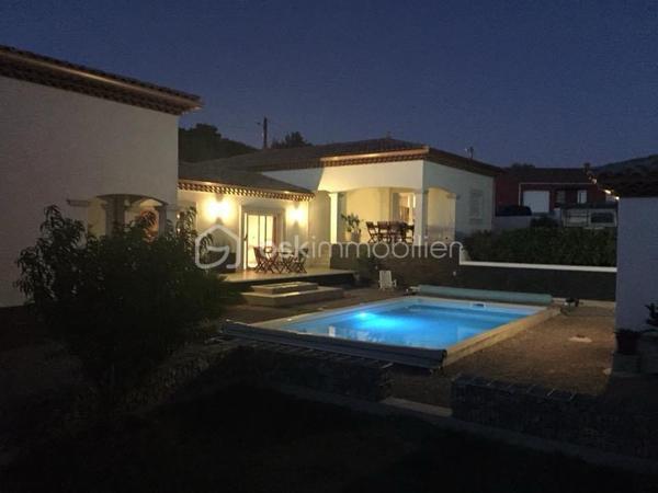 À VISITER SANS TARDER
 – Cadre naturel et préservé
À quelques minutes de Bédarieux, à proximité du magnifique lac du Salagou, et à seulement 30 minutes de Béziers et de Montpellier, venez découvrir cette belle villa construite en 2008, nichée au cœur d’un environnement calme et préservé.

- Une maison chaleureuse et lumineuse en parfait état

Elle offre trois belles chambres ainsi qu’un agréable espace de vie, fonctionnel et confortable 
Confort en toute saison
Climatisation réversible gainable
Poêle à bois
Belles menuiseries
Grands volumes
Nombreux rangements
Garage d’environ 35 m², pouvant également servir d’atelier ou d’espace de stockage avec accès direct
Portail d'entrée de 5 mètres pour garer jusqu'à 4 véhicules ou engins
La piscine, parfaitement intégrée à son environnement, invite à profiter pleinement des beaux jours dans un cadre naturel et apaisant.
L’absence de vis-à-vis permet de profiter pleinement de l’extérieur en toute tranquillité.

- Piscine 5 par 10 avec volet roulant, pool house, cuisine d'été

 Les atouts
• Environnement calme et naturel
• Proximité du lac du Salagou
• À quelques minutes de Bédarieux
• À environ 30 minutes de Béziers et Montpellier
• Villa quatre faces
• Aucun vis-à-vis
• Vue dégagée
• Piscine
• Trois chambres
• Garage d’environ 35 m²
• Climatisation réversible gainable
• Poêle à bois
• Maison entretenue et prête à vivre