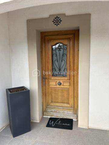 À VISITER SANS TARDER
 – Cadre naturel et préservé
À quelques minutes de Bédarieux, à proximité du magnifique lac du Salagou, et à seulement 30 minutes de Béziers et de Montpellier, venez découvrir cette belle villa construite en 2008, nichée au cœur d’un environnement calme et préservé.

- Une maison chaleureuse et lumineuse en parfait état

Elle offre trois belles chambres ainsi qu’un agréable espace de vie, fonctionnel et confortable 
Confort en toute saison
Climatisation réversible gainable
Poêle à bois
Belles menuiseries
Grands volumes
Nombreux rangements
Garage d’environ 35 m², pouvant également servir d’atelier ou d’espace de stockage avec accès direct
Portail d'entrée de 5 mètres pour garer jusqu'à 4 véhicules ou engins
La piscine, parfaitement intégrée à son environnement, invite à profiter pleinement des beaux jours dans un cadre naturel et apaisant.
L’absence de vis-à-vis permet de profiter pleinement de l’extérieur en toute tranquillité.

- Piscine 5 par 10 avec volet roulant, pool house, cuisine d'été

 Les atouts
• Environnement calme et naturel
• Proximité du lac du Salagou
• À quelques minutes de Bédarieux
• À environ 30 minutes de Béziers et Montpellier
• Villa quatre faces
• Aucun vis-à-vis
• Vue dégagée
• Piscine
• Trois chambres
• Garage d’environ 35 m²
• Climatisation réversible gainable
• Poêle à bois
• Maison entretenue et prête à vivre