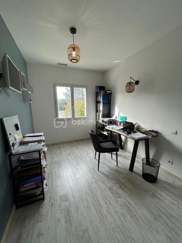 À VISITER SANS TARDER
 – Cadre naturel et préservé
À quelques minutes de Bédarieux, à proximité du magnifique lac du Salagou, et à seulement 30 minutes de Béziers et de Montpellier, venez découvrir cette belle villa construite en 2008, nichée au cœur d’un environnement calme et préservé.

- Une maison chaleureuse et lumineuse en parfait état

Elle offre trois belles chambres ainsi qu’un agréable espace de vie, fonctionnel et confortable 
Confort en toute saison
Climatisation réversible gainable
Poêle à bois
Belles menuiseries
Grands volumes
Nombreux rangements
Garage d’environ 35 m², pouvant également servir d’atelier ou d’espace de stockage avec accès direct
Portail d'entrée de 5 mètres pour garer jusqu'à 4 véhicules ou engins
La piscine, parfaitement intégrée à son environnement, invite à profiter pleinement des beaux jours dans un cadre naturel et apaisant.
L’absence de vis-à-vis permet de profiter pleinement de l’extérieur en toute tranquillité.

- Piscine 5 par 10 avec volet roulant, pool house, cuisine d'été

 Les atouts
• Environnement calme et naturel
• Proximité du lac du Salagou
• À quelques minutes de Bédarieux
• À environ 30 minutes de Béziers et Montpellier
• Villa quatre faces
• Aucun vis-à-vis
• Vue dégagée
• Piscine
• Trois chambres
• Garage d’environ 35 m²
• Climatisation réversible gainable
• Poêle à bois
• Maison entretenue et prête à vivre