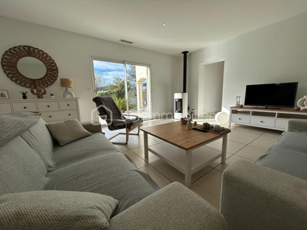 À VISITER SANS TARDER
 – Cadre naturel et préservé
À quelques minutes de Bédarieux, à proximité du magnifique lac du Salagou, et à seulement 30 minutes de Béziers et de Montpellier, venez découvrir cette belle villa construite en 2008, nichée au cœur d’un environnement calme et préservé.

- Une maison chaleureuse et lumineuse en parfait état

Elle offre trois belles chambres ainsi qu’un agréable espace de vie, fonctionnel et confortable 
Confort en toute saison
Climatisation réversible gainable
Poêle à bois
Belles menuiseries
Grands volumes
Nombreux rangements
Garage d’environ 35 m², pouvant également servir d’atelier ou d’espace de stockage avec accès direct
Portail d'entrée de 5 mètres pour garer jusqu'à 4 véhicules ou engins
La piscine, parfaitement intégrée à son environnement, invite à profiter pleinement des beaux jours dans un cadre naturel et apaisant.
L’absence de vis-à-vis permet de profiter pleinement de l’extérieur en toute tranquillité.

- Piscine 5 par 10 avec volet roulant, pool house, cuisine d'été

 Les atouts
• Environnement calme et naturel
• Proximité du lac du Salagou
• À quelques minutes de Bédarieux
• À environ 30 minutes de Béziers et Montpellier
• Villa quatre faces
• Aucun vis-à-vis
• Vue dégagée
• Piscine
• Trois chambres
• Garage d’environ 35 m²
• Climatisation réversible gainable
• Poêle à bois
• Maison entretenue et prête à vivre