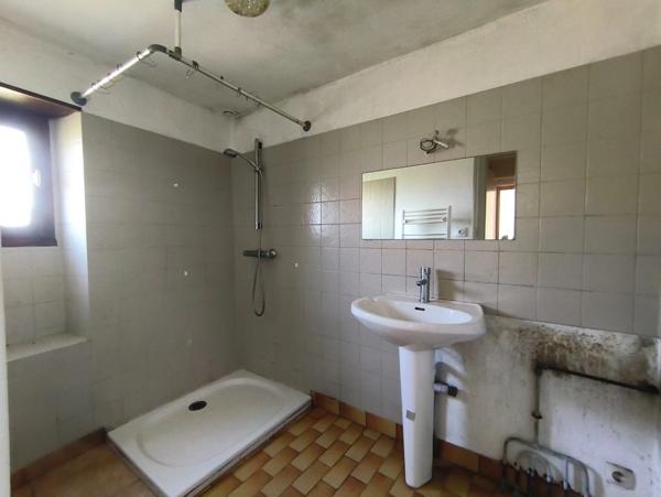 GUIPRY-MESSAC 35480 - Maison d'habitation 2 p, 1 chambre et dépendance sur terrain de 9600 m²