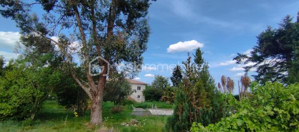 A vendre 5min sortie péage autoroute Agen, au cœur de la Nouvelle Aquitaine, Maison familiale. 
En osmose avec son quartier résidentiel, venez profiter de cette maison pierre et brique idéalement située. 
La maison vous surprend autant par son espace intérieur que extérieur. 
Vous pouvez profiter :
- de prestations très appréciées comme : chauffage par pompe à chaleur, doubles vitrages, puit, toiture refaite...
- de l'espace : plusieurs séjours et cuisines, nombreuses chambres, salle de bain, d'eau, WC, terrain arboré clos, annexes...
L'élégance de ce lieu unique vous accueille dès à présent et vous offre l'opportunité de réaliser toutes vos envies dès à présent.
Affaire à saisir :)