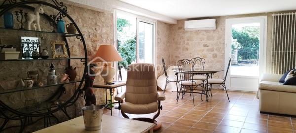 A vendre 5min sortie péage autoroute Agen, au cœur de la Nouvelle Aquitaine, Maison familiale. 
En osmose avec son quartier résidentiel, venez profiter de cette maison pierre et brique idéalement située. 
La maison vous surprend autant par son espace intérieur que extérieur. 
Vous pouvez profiter :
- de prestations très appréciées comme : chauffage par pompe à chaleur, doubles vitrages, puit, toiture refaite...
- de l'espace : plusieurs séjours et cuisines, nombreuses chambres, salle de bain, d'eau, WC, terrain arboré clos, annexes...
L'élégance de ce lieu unique vous accueille dès à présent et vous offre l'opportunité de réaliser toutes vos envies dès à présent.
Affaire à saisir :)