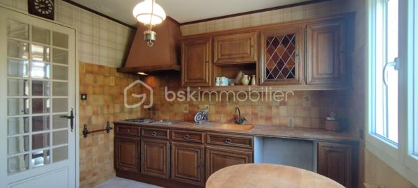 A vendre 5min sortie péage autoroute Agen, au cœur de la Nouvelle Aquitaine, Maison familiale. 
En osmose avec son quartier résidentiel, venez profiter de cette maison pierre et brique idéalement située. 
La maison vous surprend autant par son espace intérieur que extérieur. 
Vous pouvez profiter :
- de prestations très appréciées comme : chauffage par pompe à chaleur, doubles vitrages, puit, toiture refaite...
- de l'espace : plusieurs séjours et cuisines, nombreuses chambres, salle de bain, d'eau, WC, terrain arboré clos, annexes...
L'élégance de ce lieu unique vous accueille dès à présent et vous offre l'opportunité de réaliser toutes vos envies dès à présent.
Affaire à saisir :)