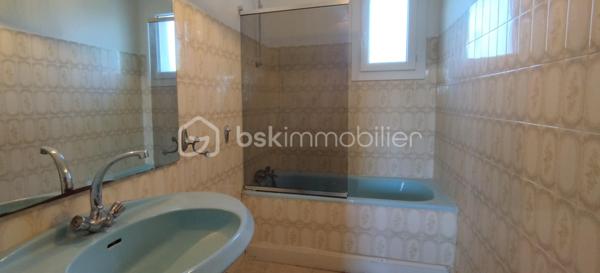 A vendre 5min sortie péage autoroute Agen, au cœur de la Nouvelle Aquitaine, Maison familiale. 
En osmose avec son quartier résidentiel, venez profiter de cette maison pierre et brique idéalement située. 
La maison vous surprend autant par son espace intérieur que extérieur. 
Vous pouvez profiter :
- de prestations très appréciées comme : chauffage par pompe à chaleur, doubles vitrages, puit, toiture refaite...
- de l'espace : plusieurs séjours et cuisines, nombreuses chambres, salle de bain, d'eau, WC, terrain arboré clos, annexes...
L'élégance de ce lieu unique vous accueille dès à présent et vous offre l'opportunité de réaliser toutes vos envies dès à présent.
Affaire à saisir :)