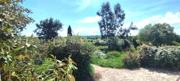 A vendre 5min sortie péage autoroute Agen, au cœur de la Nouvelle Aquitaine, Maison familiale. 
En osmose avec son quartier résidentiel, venez profiter de cette maison pierre et brique idéalement située. 
La maison vous surprend autant par son espace intérieur que extérieur. 
Vous pouvez profiter :
- de prestations très appréciées comme : chauffage par pompe à chaleur, doubles vitrages, puit, toiture refaite...
- de l'espace : plusieurs séjours et cuisines, nombreuses chambres, salle de bain, d'eau, WC, terrain arboré clos, annexes...
L'élégance de ce lieu unique vous accueille dès à présent et vous offre l'opportunité de réaliser toutes vos envies dès à présent.
Affaire à saisir :)