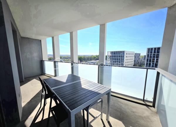 T5 Familial - Terrasse Plein Ciel & Vue Dégagée - Bordeaux Lac (Éco-quartier Ginko)

PRENEZ DE LA HAUTEUR DANS L’ÉCO-QUARTIER GINKO

Situé au 8ème étage sur 9 d'une résidence de standing livrée en 2019, cet appartement T5 de 93 m² offre un cadre de vie unique où la vue et la lumière sont les maîtres-mots.

Les points forts qui font la différence :

Vue Dominante & Calme : Culminant au 8ème étage avec ascenseur, profitez d'un panorama dégagé et d'une tranquillité absolue, loin du tumulte urbain.
Terrasse "Plein Ciel" : Un extérieur rare de plus de 12 m², véritable extension du séjour, pour admirer les couchers de soleil sur Bordeaux.
Luminosité Maximale : Grâce à sa hauteur, l'appartement est baigné de lumière naturelle tout au long de la journée, rendant chaque pièce chaleureuse.

Modularité Totale : Actuellement configuré avec 4 chambres, ce bien peut facilement être transformé en un superbe T4 avec un double séjour de près de 40 m² (idéal pour ceux qui cherchent de grands volumes de réception).

Prestations & Confort :
Isolation thermique et phonique haute performance (DPE B),
Salle de bain + salle d’eau, 2 WC.
Ascenseur et accès sécurisé.
Deux places de parking privatives et sécurisées en sous-sol.
Note sur les charges : Elles incluent le chauffage urbain (biomasse), l'eau chaude

Emplacement Premium :
Au pied du Tram C (accès direct centre-ville et gare St Jean) 
À deux pas du centre commercial, des écoles, des crèches et des infrastructures sportives.
Proximité immédiate du lac pour vos balades, joggings ou activités nautiques.

Un bien clé en main, idéal pour une famille !