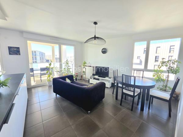 T5 Familial - Terrasse Plein Ciel & Vue Dégagée - Bordeaux Lac (Éco-quartier Ginko)

PRENEZ DE LA HAUTEUR DANS L’ÉCO-QUARTIER GINKO

Situé au 8ème étage sur 9 d'une résidence de standing livrée en 2019, cet appartement T5 de 93 m² offre un cadre de vie unique où la vue et la lumière sont les maîtres-mots.

Les points forts qui font la différence :

Vue Dominante & Calme : Culminant au 8ème étage avec ascenseur, profitez d'un panorama dégagé et d'une tranquillité absolue, loin du tumulte urbain.
Terrasse "Plein Ciel" : Un extérieur rare de plus de 12 m², véritable extension du séjour, pour admirer les couchers de soleil sur Bordeaux.
Luminosité Maximale : Grâce à sa hauteur, l'appartement est baigné de lumière naturelle tout au long de la journée, rendant chaque pièce chaleureuse.

Modularité Totale : Actuellement configuré avec 4 chambres, ce bien peut facilement être transformé en un superbe T4 avec un double séjour de près de 40 m² (idéal pour ceux qui cherchent de grands volumes de réception).

Prestations & Confort :
Isolation thermique et phonique haute performance (DPE B),
Salle de bain + salle d’eau, 2 WC.
Ascenseur et accès sécurisé.
Deux places de parking privatives et sécurisées en sous-sol.
Note sur les charges : Elles incluent le chauffage urbain (biomasse), l'eau chaude

Emplacement Premium :
Au pied du Tram C (accès direct centre-ville et gare St Jean) 
À deux pas du centre commercial, des écoles, des crèches et des infrastructures sportives.
Proximité immédiate du lac pour vos balades, joggings ou activités nautiques.

Un bien clé en main, idéal pour une famille !
