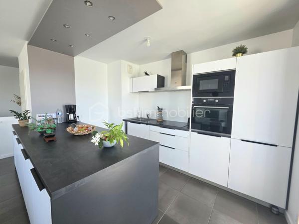 T5 Familial - Terrasse Plein Ciel & Vue Dégagée - Bordeaux Lac (Éco-quartier Ginko)

PRENEZ DE LA HAUTEUR DANS L’ÉCO-QUARTIER GINKO

Situé au 8ème étage sur 9 d'une résidence de standing livrée en 2019, cet appartement T5 de 93 m² offre un cadre de vie unique où la vue et la lumière sont les maîtres-mots.

Les points forts qui font la différence :

Vue Dominante & Calme : Culminant au 8ème étage avec ascenseur, profitez d'un panorama dégagé et d'une tranquillité absolue, loin du tumulte urbain.
Terrasse "Plein Ciel" : Un extérieur rare de plus de 12 m², véritable extension du séjour, pour admirer les couchers de soleil sur Bordeaux.
Luminosité Maximale : Grâce à sa hauteur, l'appartement est baigné de lumière naturelle tout au long de la journée, rendant chaque pièce chaleureuse.

Modularité Totale : Actuellement configuré avec 4 chambres, ce bien peut facilement être transformé en un superbe T4 avec un double séjour de près de 40 m² (idéal pour ceux qui cherchent de grands volumes de réception).

Prestations & Confort :
Isolation thermique et phonique haute performance (DPE B),
Salle de bain + salle d’eau, 2 WC.
Ascenseur et accès sécurisé.
Deux places de parking privatives et sécurisées en sous-sol.
Note sur les charges : Elles incluent le chauffage urbain (biomasse), l'eau chaude

Emplacement Premium :
Au pied du Tram C (accès direct centre-ville et gare St Jean) 
À deux pas du centre commercial, des écoles, des crèches et des infrastructures sportives.
Proximité immédiate du lac pour vos balades, joggings ou activités nautiques.

Un bien clé en main, idéal pour une famille !