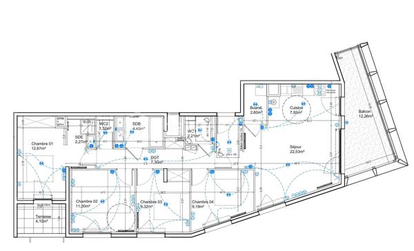 T5 Familial - Terrasse Plein Ciel & Vue Dégagée - Bordeaux Lac (Éco-quartier Ginko)

PRENEZ DE LA HAUTEUR DANS L’ÉCO-QUARTIER GINKO

Situé au 8ème étage sur 9 d'une résidence de standing livrée en 2019, cet appartement T5 de 93 m² offre un cadre de vie unique où la vue et la lumière sont les maîtres-mots.

Les points forts qui font la différence :

Vue Dominante & Calme : Culminant au 8ème étage avec ascenseur, profitez d'un panorama dégagé et d'une tranquillité absolue, loin du tumulte urbain.
Terrasse "Plein Ciel" : Un extérieur rare de plus de 12 m², véritable extension du séjour, pour admirer les couchers de soleil sur Bordeaux.
Luminosité Maximale : Grâce à sa hauteur, l'appartement est baigné de lumière naturelle tout au long de la journée, rendant chaque pièce chaleureuse.

Modularité Totale : Actuellement configuré avec 4 chambres, ce bien peut facilement être transformé en un superbe T4 avec un double séjour de près de 40 m² (idéal pour ceux qui cherchent de grands volumes de réception).

Prestations & Confort :
Isolation thermique et phonique haute performance (DPE B),
Salle de bain + salle d’eau, 2 WC.
Ascenseur et accès sécurisé.
Deux places de parking privatives et sécurisées en sous-sol.
Note sur les charges : Elles incluent le chauffage urbain (biomasse), l'eau chaude

Emplacement Premium :
Au pied du Tram C (accès direct centre-ville et gare St Jean) 
À deux pas du centre commercial, des écoles, des crèches et des infrastructures sportives.
Proximité immédiate du lac pour vos balades, joggings ou activités nautiques.

Un bien clé en main, idéal pour une famille !