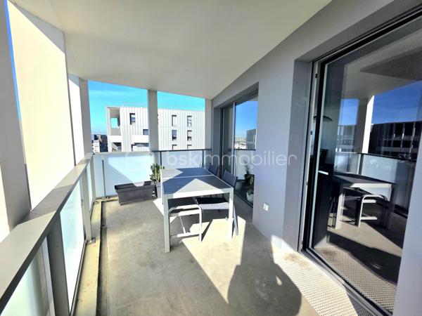 T5 Familial - Terrasse Plein Ciel & Vue Dégagée - Bordeaux Lac (Éco-quartier Ginko)

PRENEZ DE LA HAUTEUR DANS L’ÉCO-QUARTIER GINKO

Situé au 8ème étage sur 9 d'une résidence de standing livrée en 2019, cet appartement T5 de 93 m² offre un cadre de vie unique où la vue et la lumière sont les maîtres-mots.

Les points forts qui font la différence :

Vue Dominante & Calme : Culminant au 8ème étage avec ascenseur, profitez d'un panorama dégagé et d'une tranquillité absolue, loin du tumulte urbain.
Terrasse "Plein Ciel" : Un extérieur rare de plus de 12 m², véritable extension du séjour, pour admirer les couchers de soleil sur Bordeaux.
Luminosité Maximale : Grâce à sa hauteur, l'appartement est baigné de lumière naturelle tout au long de la journée, rendant chaque pièce chaleureuse.

Modularité Totale : Actuellement configuré avec 4 chambres, ce bien peut facilement être transformé en un superbe T4 avec un double séjour de près de 40 m² (idéal pour ceux qui cherchent de grands volumes de réception).

Prestations & Confort :
Isolation thermique et phonique haute performance (DPE B),
Salle de bain + salle d’eau, 2 WC.
Ascenseur et accès sécurisé.
Deux places de parking privatives et sécurisées en sous-sol.
Note sur les charges : Elles incluent le chauffage urbain (biomasse), l'eau chaude

Emplacement Premium :
Au pied du Tram C (accès direct centre-ville et gare St Jean) 
À deux pas du centre commercial, des écoles, des crèches et des infrastructures sportives.
Proximité immédiate du lac pour vos balades, joggings ou activités nautiques.

Un bien clé en main, idéal pour une famille !