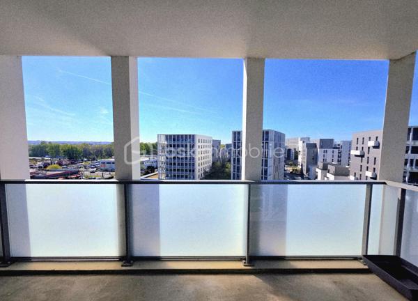 T5 Familial - Terrasse Plein Ciel & Vue Dégagée - Bordeaux Lac (Éco-quartier Ginko)

PRENEZ DE LA HAUTEUR DANS L’ÉCO-QUARTIER GINKO

Situé au 8ème étage sur 9 d'une résidence de standing livrée en 2019, cet appartement T5 de 93 m² offre un cadre de vie unique où la vue et la lumière sont les maîtres-mots.

Les points forts qui font la différence :

Vue Dominante & Calme : Culminant au 8ème étage avec ascenseur, profitez d'un panorama dégagé et d'une tranquillité absolue, loin du tumulte urbain.
Terrasse "Plein Ciel" : Un extérieur rare de plus de 12 m², véritable extension du séjour, pour admirer les couchers de soleil sur Bordeaux.
Luminosité Maximale : Grâce à sa hauteur, l'appartement est baigné de lumière naturelle tout au long de la journée, rendant chaque pièce chaleureuse.

Modularité Totale : Actuellement configuré avec 4 chambres, ce bien peut facilement être transformé en un superbe T4 avec un double séjour de près de 40 m² (idéal pour ceux qui cherchent de grands volumes de réception).

Prestations & Confort :
Isolation thermique et phonique haute performance (DPE B),
Salle de bain + salle d’eau, 2 WC.
Ascenseur et accès sécurisé.
Deux places de parking privatives et sécurisées en sous-sol.
Note sur les charges : Elles incluent le chauffage urbain (biomasse), l'eau chaude

Emplacement Premium :
Au pied du Tram C (accès direct centre-ville et gare St Jean) 
À deux pas du centre commercial, des écoles, des crèches et des infrastructures sportives.
Proximité immédiate du lac pour vos balades, joggings ou activités nautiques.

Un bien clé en main, idéal pour une famille !