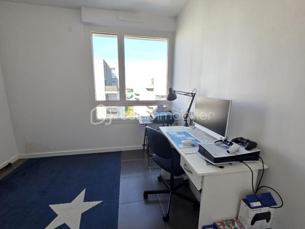 T5 Familial - Terrasse Plein Ciel & Vue Dégagée - Bordeaux Lac (Éco-quartier Ginko)

PRENEZ DE LA HAUTEUR DANS L’ÉCO-QUARTIER GINKO

Situé au 8ème étage sur 9 d'une résidence de standing livrée en 2019, cet appartement T5 de 93 m² offre un cadre de vie unique où la vue et la lumière sont les maîtres-mots.

Les points forts qui font la différence :

Vue Dominante & Calme : Culminant au 8ème étage avec ascenseur, profitez d'un panorama dégagé et d'une tranquillité absolue, loin du tumulte urbain.
Terrasse "Plein Ciel" : Un extérieur rare de plus de 12 m², véritable extension du séjour, pour admirer les couchers de soleil sur Bordeaux.
Luminosité Maximale : Grâce à sa hauteur, l'appartement est baigné de lumière naturelle tout au long de la journée, rendant chaque pièce chaleureuse.

Modularité Totale : Actuellement configuré avec 4 chambres, ce bien peut facilement être transformé en un superbe T4 avec un double séjour de près de 40 m² (idéal pour ceux qui cherchent de grands volumes de réception).

Prestations & Confort :
Isolation thermique et phonique haute performance (DPE B),
Salle de bain + salle d’eau, 2 WC.
Ascenseur et accès sécurisé.
Deux places de parking privatives et sécurisées en sous-sol.
Note sur les charges : Elles incluent le chauffage urbain (biomasse), l'eau chaude

Emplacement Premium :
Au pied du Tram C (accès direct centre-ville et gare St Jean) 
À deux pas du centre commercial, des écoles, des crèches et des infrastructures sportives.
Proximité immédiate du lac pour vos balades, joggings ou activités nautiques.

Un bien clé en main, idéal pour une famille !