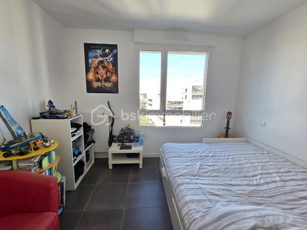 T5 Familial - Terrasse Plein Ciel & Vue Dégagée - Bordeaux Lac (Éco-quartier Ginko)

PRENEZ DE LA HAUTEUR DANS L’ÉCO-QUARTIER GINKO

Situé au 8ème étage sur 9 d'une résidence de standing livrée en 2019, cet appartement T5 de 93 m² offre un cadre de vie unique où la vue et la lumière sont les maîtres-mots.

Les points forts qui font la différence :

Vue Dominante & Calme : Culminant au 8ème étage avec ascenseur, profitez d'un panorama dégagé et d'une tranquillité absolue, loin du tumulte urbain.
Terrasse "Plein Ciel" : Un extérieur rare de plus de 12 m², véritable extension du séjour, pour admirer les couchers de soleil sur Bordeaux.
Luminosité Maximale : Grâce à sa hauteur, l'appartement est baigné de lumière naturelle tout au long de la journée, rendant chaque pièce chaleureuse.

Modularité Totale : Actuellement configuré avec 4 chambres, ce bien peut facilement être transformé en un superbe T4 avec un double séjour de près de 40 m² (idéal pour ceux qui cherchent de grands volumes de réception).

Prestations & Confort :
Isolation thermique et phonique haute performance (DPE B),
Salle de bain + salle d’eau, 2 WC.
Ascenseur et accès sécurisé.
Deux places de parking privatives et sécurisées en sous-sol.
Note sur les charges : Elles incluent le chauffage urbain (biomasse), l'eau chaude

Emplacement Premium :
Au pied du Tram C (accès direct centre-ville et gare St Jean) 
À deux pas du centre commercial, des écoles, des crèches et des infrastructures sportives.
Proximité immédiate du lac pour vos balades, joggings ou activités nautiques.

Un bien clé en main, idéal pour une famille !
