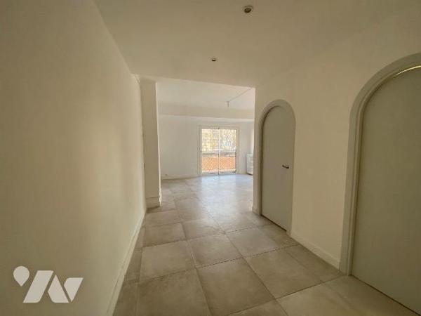 A VENDRE/APPARTEMENT/TOULON : quartier Saint Roch, proche toutes commodités, T1 sis au deuxième...