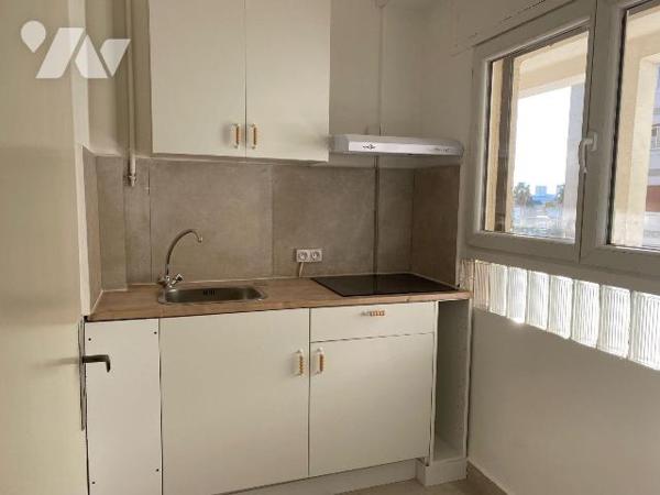 A VENDRE/APPARTEMENT/TOULON : quartier Saint Roch, proche toutes commodités, T1 sis au deuxième...