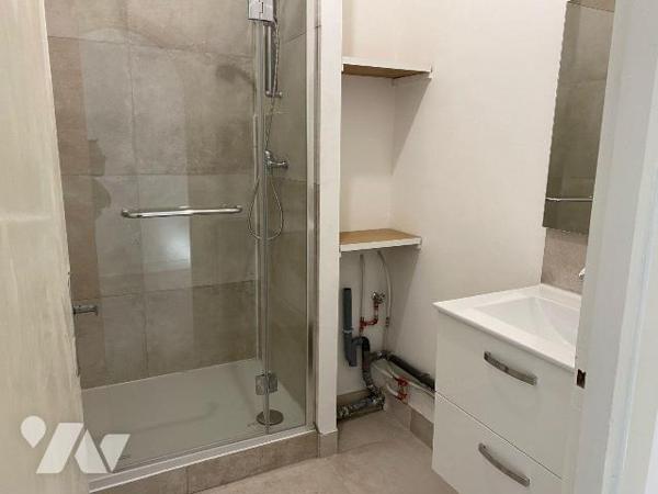 A VENDRE/APPARTEMENT/TOULON : quartier Saint Roch, proche toutes commodités, T1 sis au deuxième...